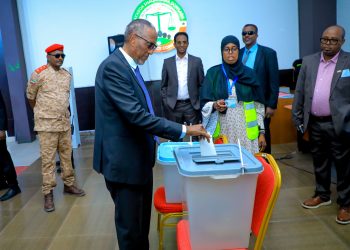 ناخبو أرض الصومال يتوجهون إلى مراكز الاقتراع لاختيار رئيسهم الـ6