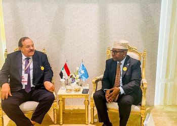 وزير الخارجية يجتمع مع نظيره السوداني على هامش القمة العربية الإسلامية بالرياض