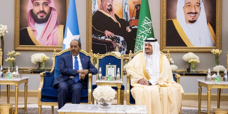 رئيس جمهورية الصومال يصل إلى الرياض وفي مقدمة مستقبليه نائب أمير المنطقة