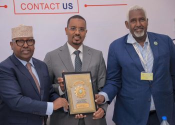 وزير الخارجية يكرم وزير الدولة لشؤون العدل والدستور السفير إلياس شيخ أبوبكر