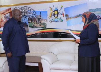 السفيرة الصومالية في أوغندا تسلم أوراق اعتمادها لوزير الدولة للشؤون الخارجية الأوغندي