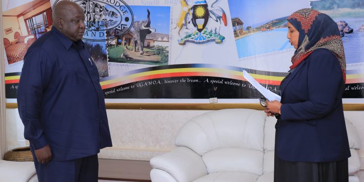 السفيرة الصومالية في أوغندا تسلم أوراق اعتمادها لوزير الدولة للشؤون الخارجية الأوغندي