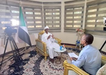 مقابلة القائم بأعمال سفارة الخرطوم بمقديشو مع التلفزيون الصومالي حول آخر المستجدات في السودان