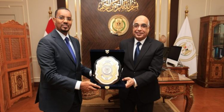 وزير الدولة بالعدل يبحث مع وزير العدل المصري سبل تعزيز التعاون ونقل الخبرات المصرية لاستكمال الدستور