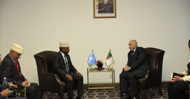 وزير الخارجية يلتقي مع نظيره الجزائري في مدينة وهران