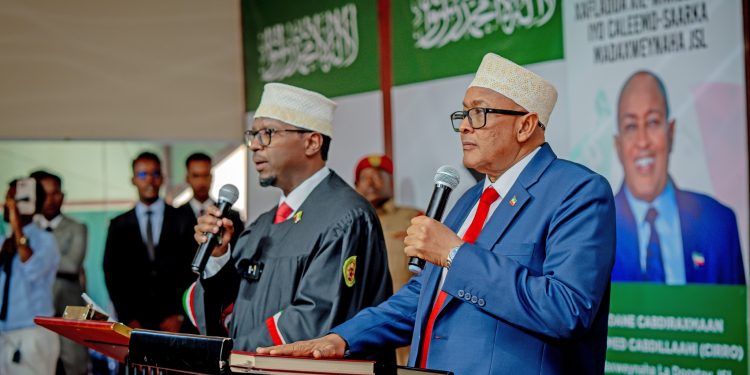 عبدالرحمن عرو  يؤدي اليمين الدستورية لتولي رئاسة صوماليلاند