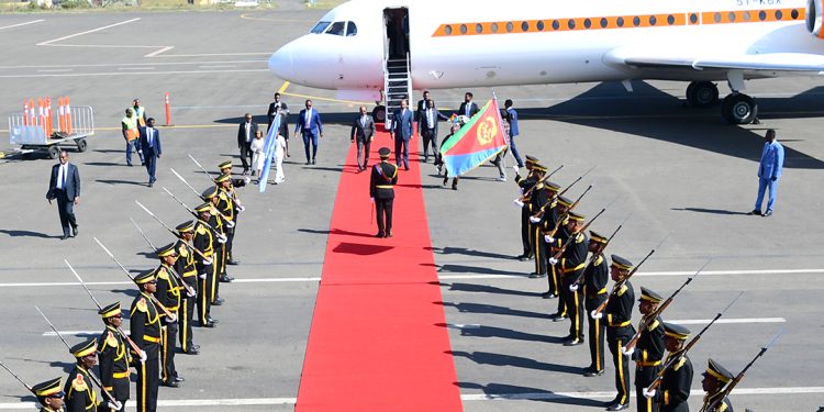 رئيس الصومال يصل أسمرة في زيارة عمل لبحث تعزيز العلاقات الثنائية والقضايا الإقليمية