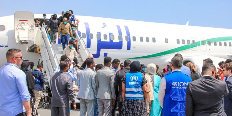 الصومال تنجح في إعادة 161 مواطنًا عالقًا في ليبيا ضمن جهود إنسانية