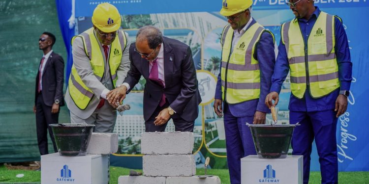 رئيس الصومال يضع حجر الأساس لمشروع “Gateway Complex” في مقديشو
