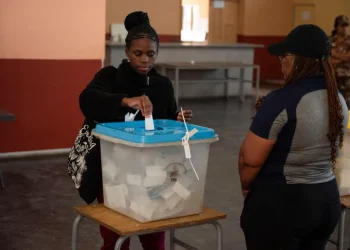 من غانا إلى بوتسوانا.. لماذا يتخلص ناخبو أفريقيا من الأحزاب الحاكمة؟