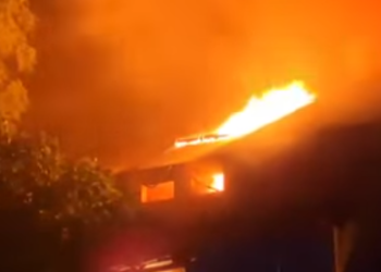 حريق هائل يدمر السوق الرئيسي في مدينة حُدر بمحافظة بكول