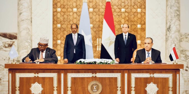 الصومال ومصر توقعان اتفاقيات لتعزيز التعاون الثنائي في مجالات متعددة