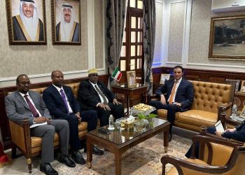 مندوبا الصومال والكويت لدى جامعة الدول العربية يبحثان سبل تعزيز التعاون المشترك