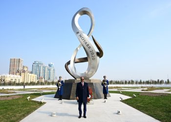 الرئيس الصومالي يزور حديقة النصر في باكو