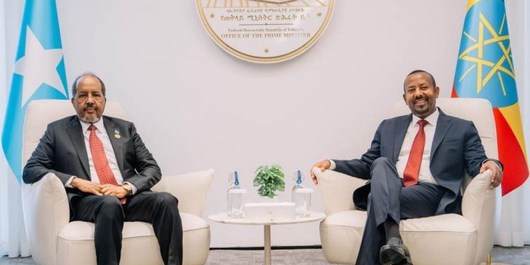 الرئيس الصومالي يلتقي رئيس الوزراء الإثيوبي على هامش قمة الاتحاد الإفريقي