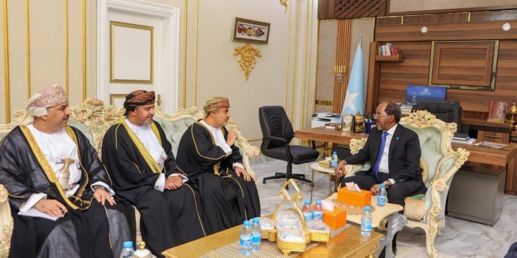 الرئيس الصومالي يستقبل وفدًا عمانيًا لبحث التعاون والاستثمار