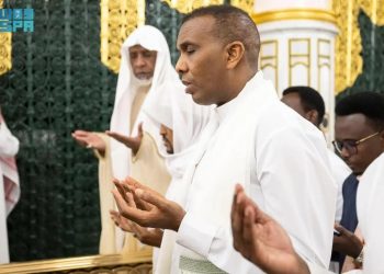 رئيس وزراء الصومال يزور المسجد النبوي ويؤدي الصلاة فيه
