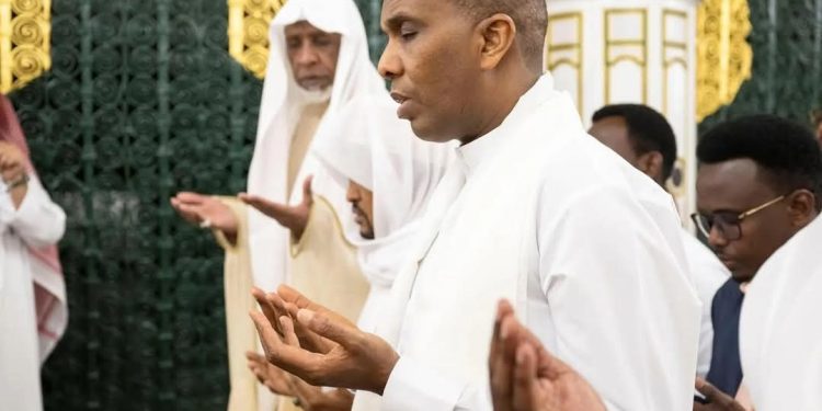 رئيس وزراء الصومال يزور المسجد النبوي ويؤدي الصلاة فيه