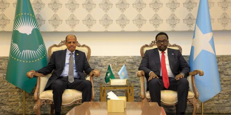 رئيس مفوضية الاتحاد الإفريقي يصل إلى مقديشو في أول زيارة رسمية