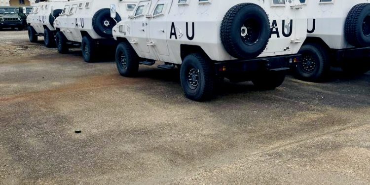 الصومال يتسلم معدات عسكرية من الاتحاد الأفريقي لتعزيز الأمن والاستقرار