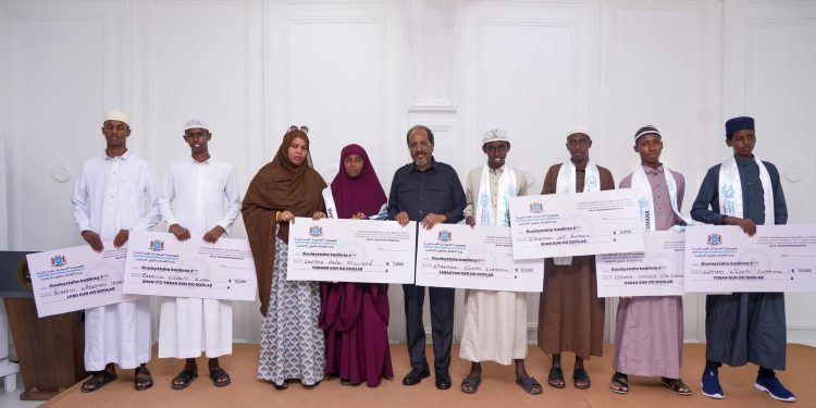 الرئيس حسن شيخ يختتم مسابقة القرآن الكريم لشهر رمضان ويكرم الفائزين