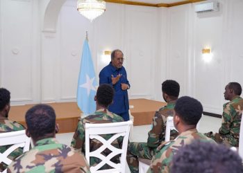 الرئيس الصومالي يوجه أوامر جديدة للقوات الجوية خلال اجتماع مع قيادتها