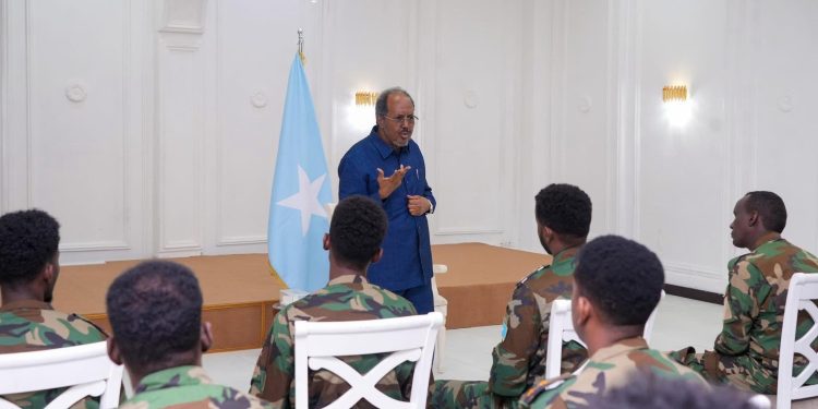 الرئيس الصومالي يوجه أوامر جديدة للقوات الجوية خلال اجتماع مع قيادتها