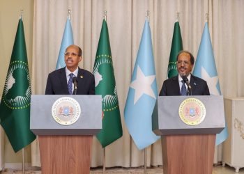 رئيس الصومال يبحث مع رئيس مفوضية الاتحاد الإفريقي تعزيز التعاون المشترك