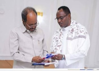 رئيس هيئة البحث العلمي ببنادر يسلّم لرئيس الجمهورية ثلاث دراسات حول الأمن والتنمية في مقديشو