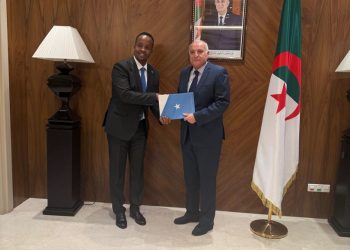 وزير الخارجية الجزائري يتسلّم أوراق اعتماد سفير الصومال