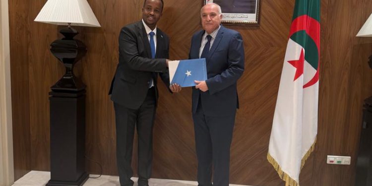وزير الخارجية الجزائري يتسلّم أوراق اعتماد سفير الصومال