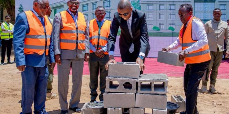 رئيس وزراء الصومال يضع حجر الأساس لمبنى جديد لوزارة الزراعة في مقديشو