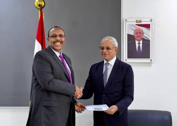 السفير الصومالي في اليمن يسلّم أوراق اعتماده ويبحث مع المسؤولين تعزيز التعاون الثنائي