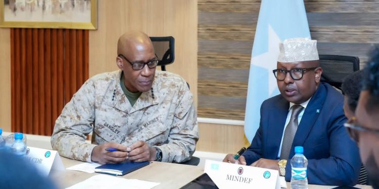 لقاء أمني رفيع في مقديشو يجمع وزير الدفاع الصومالي وقائد القيادة الأميركية في أفريقيا