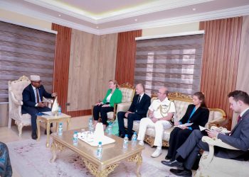 الصومال وبريطانيا تبحثان سبل دعم العمليات العسكرية ضد “الشباب” وتعزيز الشراكة الدفاعية