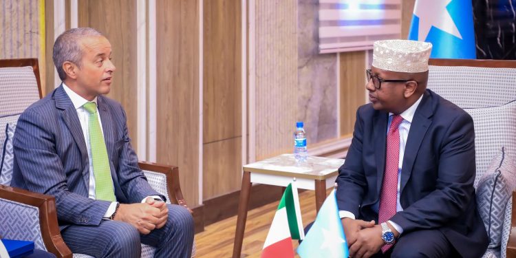 وزير الدفاع الصومالي يستقبل السفير الإيطالي في مقديشو
