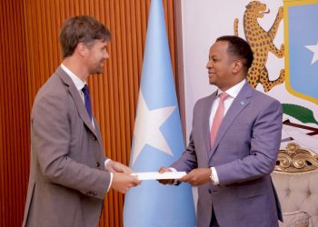 وزير الخارجية الصومالي يتسلّم أوراق اعتماد السفير البريطاني الجديد في مقديشو