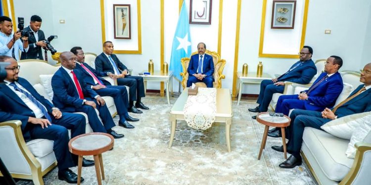 أزمة التمثيل الفيدرالي تتجدد.. بونتلاند وجوبالاند تغيبان عن منتدى تشاوري في العاصمة