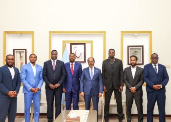 الرئيس الصومالي يستقبل أساطير الكرة الأفريقية في القصر الرئاسي