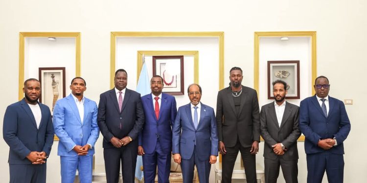 الرئيس الصومالي يستقبل أساطير الكرة الأفريقية في القصر الرئاسي