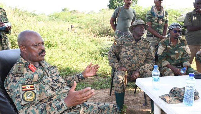 قائد القوات البرية الأوغندية يتفقد قوات بلاده في شبيلي السفلى ويشيد بجهودهم ضد حركة الشباب