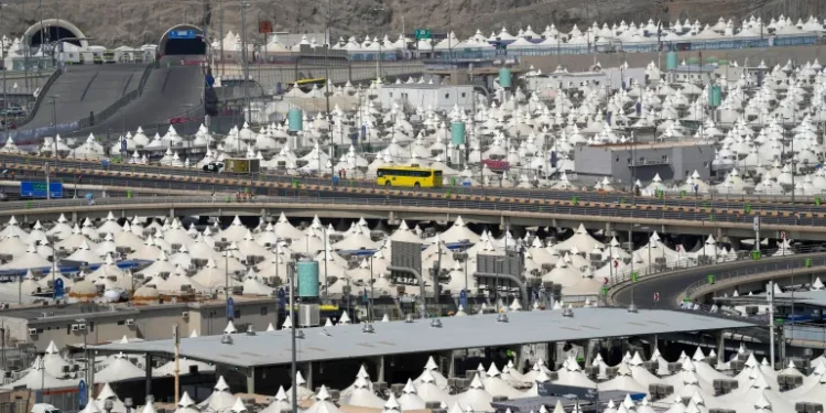 الحجاج يتوجهون إلى منى لقضاء يوم التروية