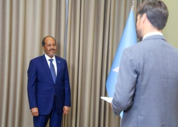 الرئيس حسن شيخ محمود يتسلّم أوراق اعتماد السفير البريطاني الجديد لدى الصومال