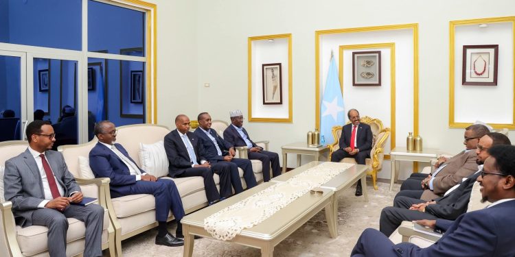 لقاء يجمع الرئيس الصومالي وخصومه السياسيين… هل تبدأ مرحلة التهدئة؟