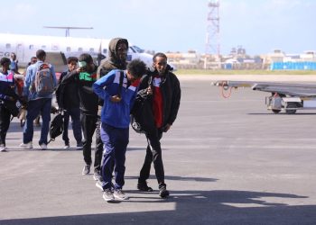 الصومال تجلي عشرات المواطنين من ليبيا وتتعهد بملاحقة شبكات تهريب البشر