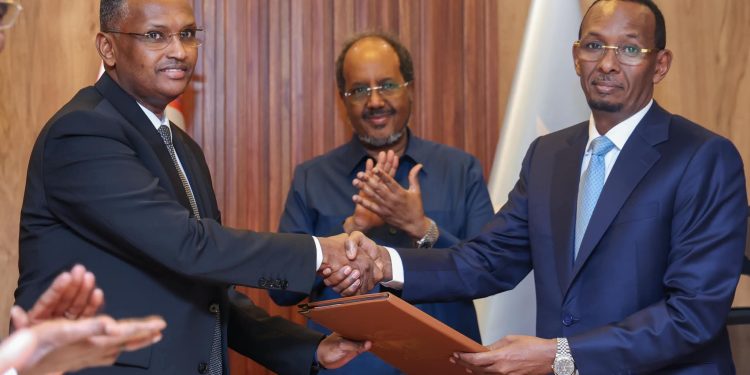 مهد صلاد يتسلّم رسميًا قيادة جهاز الاستخبارات الصومالي في مراسم رسمية بمقديشو