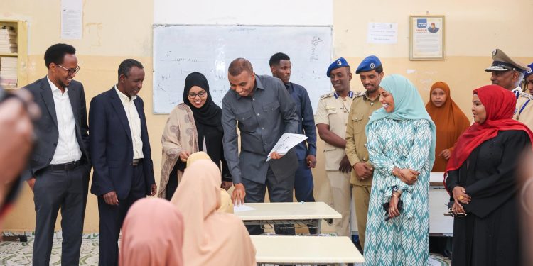 رئيس الوزراء الصومالي يفتتح امتحانات الثانوية ويؤكد التزام الحكومة بتطوير التعليم