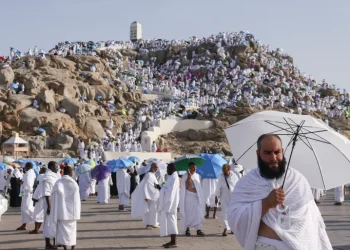 حجاج بيت الله يفدون إلى عرفة لأداء ركن الحج الأعظم