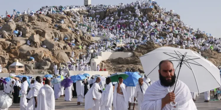 حجاج بيت الله يفدون إلى عرفة لأداء ركن الحج الأعظم
