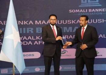 وزير المالية الصومالي يتسلّم وسام شرف بعد فوزه بجائزة “أفضل وزير مالية إفريقي لعام 2025”